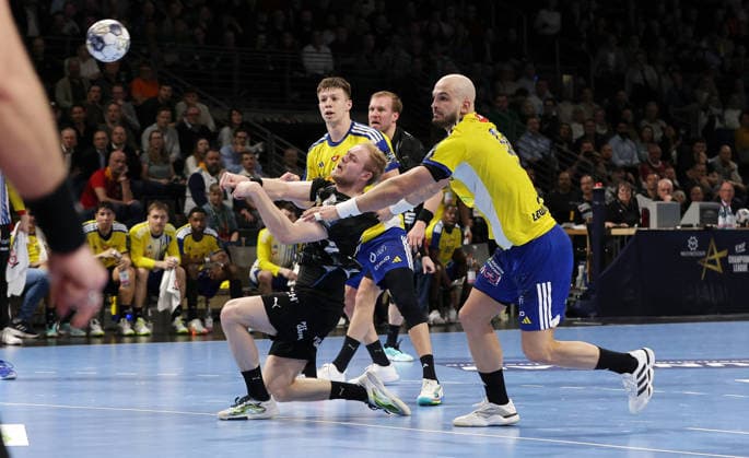 Matthes Langhoff am Ball, Artsem Karalek Zweikampf Spielszene Aktion Handball CL Championsleague Champions League Herren Saison 2025 2026 26.02.2026 Füchse Berlin vs KS Kielce in der Max Schmeling Halle