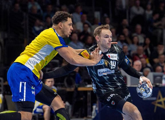 Handball, Herren, Saison 2025 2026, Champions League (Gruppe A, 12. Spieltag), Füchse Berlin - Industria Kielce, v.l. Theo Monar (Kielce), Mathias Gidsel (Füchse Berlin), 26.02.2026, Copyright: xSebastianxRäppold MatthiasxKochx
