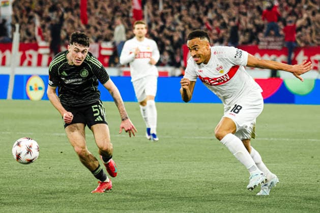 26.02.2026, xhettx, Fussball UEFA Europa League, VfB Stuttgart - Celtic Glasgow v.l. Laufduell Colby Donovan (Celtic FC, 51) und Jamie Leweling (VFB Stuttgart, 18) (DFL DFB REGULATIONS PROHIBIT ANY USE OF PHOTOGRAPHS as IMAGE SEQUENCES and or QUASI-VIDEO)