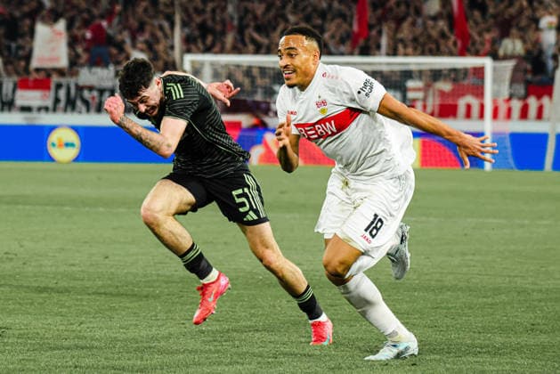 26.02.2026, xhettx, Fussball UEFA Europa League, VfB Stuttgart - Celtic Glasgow v.l. Laufduell Colby Donovan (Celtic FC, 51) und Jamie Leweling (VFB Stuttgart, 18) (DFL DFB REGULATIONS PROHIBIT ANY USE OF PHOTOGRAPHS as IMAGE SEQUENCES and or QUASI-VIDEO)