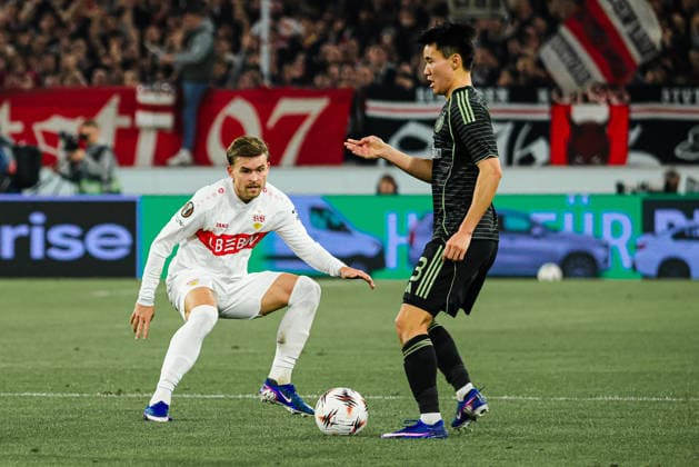 26.02.2026, xhettx, Fussball UEFA Europa League, VfB Stuttgart - Celtic Glasgow v.l. Maximilian Mittelstädt (VFB Stuttgart, 7) stellt Hyunjun Yang (Celtic FC, 13) (DFL DFB REGULATIONS PROHIBIT ANY USE OF PHOTOGRAPHS as IMAGE SEQUENCES and or QUASI-VIDEO)