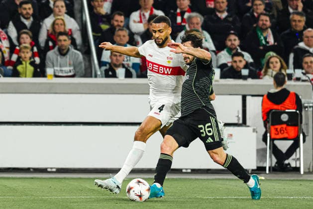 26.02.2026, xhettx, Fussball UEFA Europa League, VfB Stuttgart - Celtic Glasgow v.l. Josha Vagnoman (VFB Stuttgart, 4) und Marcelo Saracchi (Celtic FC, 36) im Kampf um den Ball (DFL DFB REGULATIONS PROHIBIT ANY USE OF PHOTOGRAPHS as IMAGE SEQUENCES and or QUASI-VIDEO)