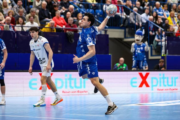 26.02.2026, xKWIx, Handball, DAIKIN Handball-Bundesliga, TBV Lemgo Lippe - Handball Verein Hamburg, PHOENIX CONTACT Arena: Samuel Zehnder (TBV Lemgo Lippe 4) beim Freiwurf Photo: xKamilxWilkowskixPressefotoKochx NRW Deutschland