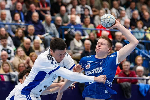 26.02.2026, xKWIx, Handball, DAIKIN Handball-Bundesliga, TBV Lemgo Lippe - Handball Verein Hamburg, PHOENIX CONTACT Arena: Asat Waliullin (Handball Sport Verein Hamburg 55) im Zweikampf gegen Niels Versteijnen (TBV Lemgo Lippe 25) Photo: xKamilxWilkowskixPressefotoKochx NRW Deutschland
