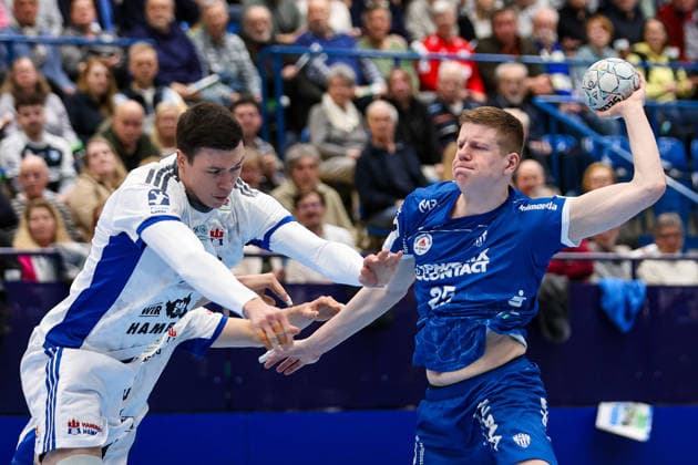 26.02.2026, xKWIx, Handball, DAIKIN Handball-Bundesliga, TBV Lemgo Lippe - Handball Verein Hamburg, PHOENIX CONTACT Arena: Asat Waliullin (Handball Sport Verein Hamburg 55) im Zweikampf gegen Niels Versteijnen (TBV Lemgo Lippe 25) Photo: xKamilxWilkowskixPressefotoKochx NRW Deutschland
