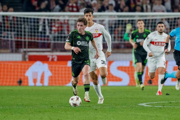 Luke McCowan (Celtic Glasgow, 14) und Chema (VfB Stuttgart, 30) im Laufduell , Deutschland, Fussball, UEFA Europa League, Play-offs, 2025 2026, VfB Stuttgart vs. Celtic Glasgow, 26.02.2026, Stuttgart MHP Arena Deutschland Copyright: xGrantxHubbsx
