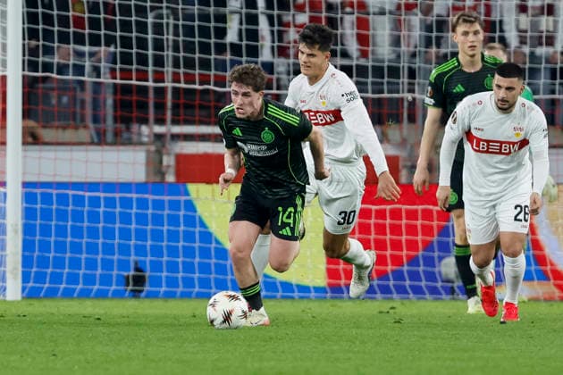 Luke McCowan (Celtic Glasgow, 14) und Chema (VfB Stuttgart, 30) im Laufduell , Deutschland, Fussball, UEFA Europa League, Play-offs, 2025 2026, VfB Stuttgart vs. Celtic Glasgow, 26.02.2026, Stuttgart MHP Arena Deutschland Copyright: xGrantxHubbsx