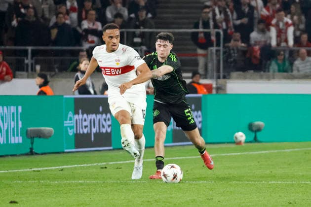Jamie Leweling (VfB Stuttgart, 18) und Colby Donovan (Celtic Glasgow, 51) im Kampf um den Ball , Deutschland, Fussball, UEFA Europa League, Play-offs, 2025 2026, VfB Stuttgart vs. Celtic Glasgow, 26.02.2026, Stuttgart MHP Arena Deutschland Copyright: xGrantxHubbsx