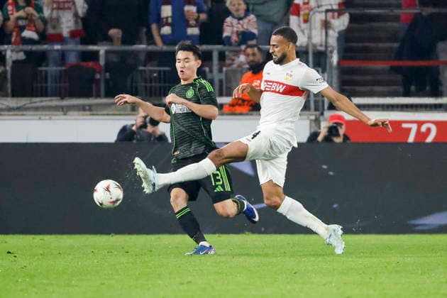 Hyun-Jun Yang (Celtic Glasgow, 13) und Josha Vagnoman (VfB Stuttgart, 04) im Zweikampf , Deutschland, Fussball, UEFA Europa League, Play-offs, 2025 2026, VfB Stuttgart vs. Celtic Glasgow, 26.02.2026, Stuttgart MHP Arena Deutschland Copyright: xGrantxHubbsx