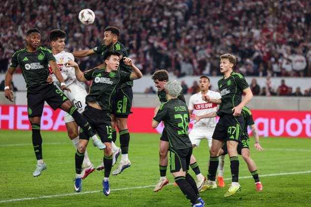 Aktion zwischen Chema Andres 30 (VfB Stuttgart) und Auston Trusty 6 (Celtic Glasgow FC), Kopfballduell, VfB Stuttgart vs. Celtic Glasgow FC, Fussball, Maenner, UEFA Europa League, Saison 2025 2026, Play-off, Round 2 of 2, 26.02.2026 Stuttgart Baden-Wuerttemberg Deutschland