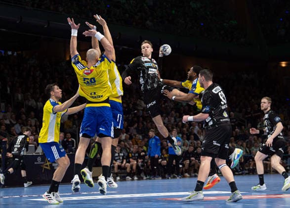 Handball, Herren, Saison 2025 2026, Champions League (Gruppe A, 12. Spieltag), Füchse Berlin - Industria Kielce, v.l. Daniel Dujshebaev (Kielce), Artsem Karalek (Kielce), Theo Monar (Kielce), Mathias Gidsel (Füchse Berlin), Benoit Kounkoud (Kielce), Mijajlo Marsenic (Füchse Berlin), Matthes Langhoff (Füchse Berlin), 26.02.2026, Copyright: xSebastianxRäppold MatthiasxKochx