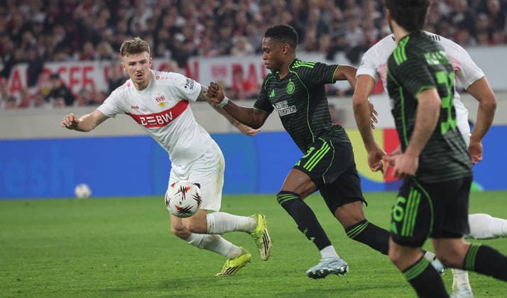Stuttgart , Europa League VfB Stuttgart vs. Celtic Glasgow , von links: Finn Jeltsch ( VfB ) Junior Adamu ( Celtic )