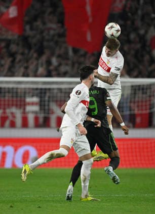 Kopfballduell Zweikampf Aktion Junior Adamu Celtic Glasgow FC (09) gegen Finn Jeltsch VfB Stuttgart (29) VfB Stuttgart vs Celtic Glasgow FC EUROPA LEAGUE EL 26.02.2026 DFL REGULATIONS PROHIBIT ANY USE OF PHOTOGRAPHS AS IMAGE SEQUENCES AND OR QUASI-VIDEO VfB Stuttgart vs Celtic Glasgow FC EL