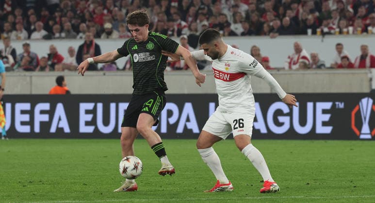 Stuttgart , Europa League VfB Stuttgart vs. Celtic Glasgow , von links: Luke McCowan ( Celtic ) Deniz Undav ( VfB )
