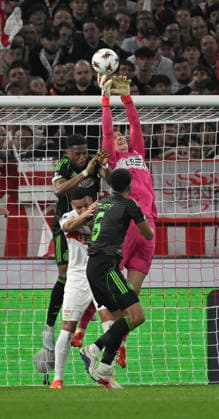 Torwart Alexander Nuebel VfB Stuttgart (33) Strafraumszene, Torraumszene unsicher Aktion gegen Junior Adamu Celtic Glasgow FC (09) Auston Trusty Celtic Glasgow FC (06) VfB Stuttgart vs Celtic Glasgow FC EUROPA LEAGUE EL 26.02.2026 DFL REGULATIONS PROHIBIT ANY USE OF PHOTOGRAPHS AS IMAGE SEQUENCES AND OR QUASI-VIDEO VfB Stuttgart vs Celtic Glasgow FC EL