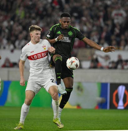 Zweikampf, Aktion Finn Jeltsch VfB Stuttgart (29) gegen Junior Adamu Celtic Glasgow FC (09) VfB Stuttgart vs Celtic Glasgow FC EUROPA LEAGUE EL 26.02.2026 DFL REGULATIONS PROHIBIT ANY USE OF PHOTOGRAPHS AS IMAGE SEQUENCES AND OR QUASI-VIDEO VfB Stuttgart vs Celtic Glasgow FC EL