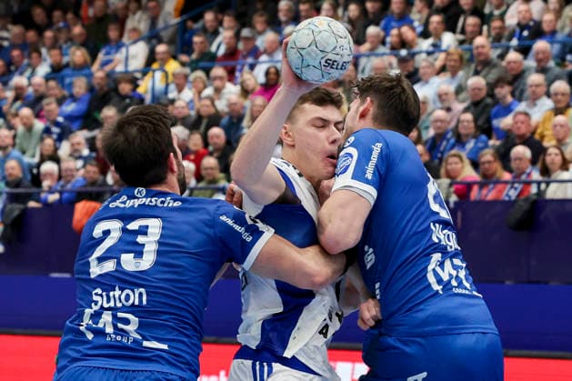 Tim Suton (TBV Lemgo Lippe), Nicolaj Joergensen (Handball Verein Hamburg) und Hendrik Wagner (TBV Lemgo Lippe) kaempfen um den Ball, DAIKIN Handball Bundesliga, TBV Lemgo Lippe v Handball Sport Verein Hamburg, PHOENIX CONTACT arena am 26. February 2026 in Lemgo, Deutschland. (Foto von Marco Steinbrenner DeFodi Images) Tim Suton (TBV Lemgo Lippe), Nicolaj Joergensen (Handball Sport Verein Hamburg) und Hendrik Wagner (TBV Lemgo Lippe) battle for the ball, DAIKIN Handball Bundesliga, TBV Lemgo Lippe v Handball Sport Verein Hamburg, PHOENIX CONTACT arena, February 26, 2026 in Lemgo, Germany. (Photo by Marco Steinbrenner DeFodi Images) -