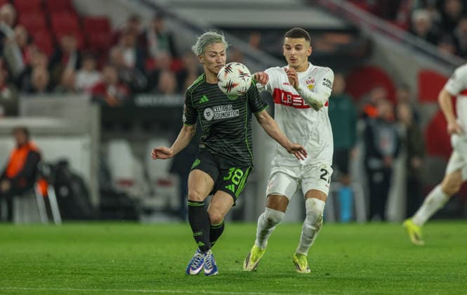GER, Stuttgart, VfB Stuttgart vs Celtic Glasgow, Europa League, Fussball, UEFA, Spielzeit 2025 2026, MHP-Arena, Playoffs, Rückspiel im Bild v.l.: Daizen Maeda (Celtic Glasgow 38), Badredine Bouanani (VfB Stuttgart 27), Zweikampf DFB DFL REGULATIONS PROHIBIT ANY USE OF PHOTOGRAPHS AS IMAGE SEQUENCES AND OR QUASI-VIDEO, 26.02.2026 Copyright: HMBxMedia HendrikxHamelau