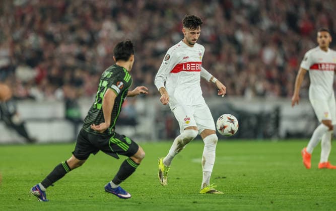 GER, Stuttgart, VfB Stuttgart vs Celtic Glasgow, Europa League, Fussball, UEFA, Spielzeit 2025 2026, MHP-Arena, Playoffs, Rückspiel im Bild v.l.: Hyunjun Yang (Celtic Glasgow 13), Atakan Karazor (VfB Stuttgart 16) DFB DFL REGULATIONS PROHIBIT ANY USE OF PHOTOGRAPHS AS IMAGE SEQUENCES AND OR QUASI-VIDEO, 26.02.2026 Copyright: HMBxMedia HendrikxHamelau
