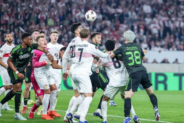 Aktion im Stuttgarter Strafraum mit Alexander Nuebel 33 (VfB Stuttgart), Junior Adamu 9 (Celtic Glasgow FC)., Chema Andres 30 (VfB Stuttgart), Daizen Maeda 38 (Celtic Glasgow FC), Maximilian Mittelstaedt 7 (VfB Stuttgart) und Tiago Tomas 8 (VfB Stuttgart), VfB Stuttgart vs. Celtic Glasgow FC, Fussball, Maenner, UEFA Europa League, Saison 2025 2026, Play-off, Round 2 of 2, 26.02.2026 Stuttgart Baden-Wuerttemberg Deutschland