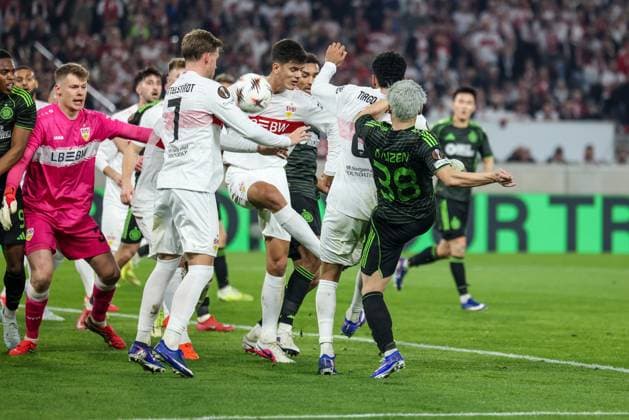 Aktion im Stuttgarter Strafraum mit Alexander Nuebel 33 (VfB Stuttgart), Junior Adamu 9 (Celtic Glasgow FC)., Chema Andres 30 (VfB Stuttgart), Daizen Maeda 38 (Celtic Glasgow FC), Maximilian Mittelstaedt 7 (VfB Stuttgart) und Tiago Tomas 8 (VfB Stuttgart), VfB Stuttgart vs. Celtic Glasgow FC, Fussball, Maenner, UEFA Europa League, Saison 2025 2026, Play-off, Round 2 of 2, 26.02.2026 Stuttgart Baden-Wuerttemberg Deutschland