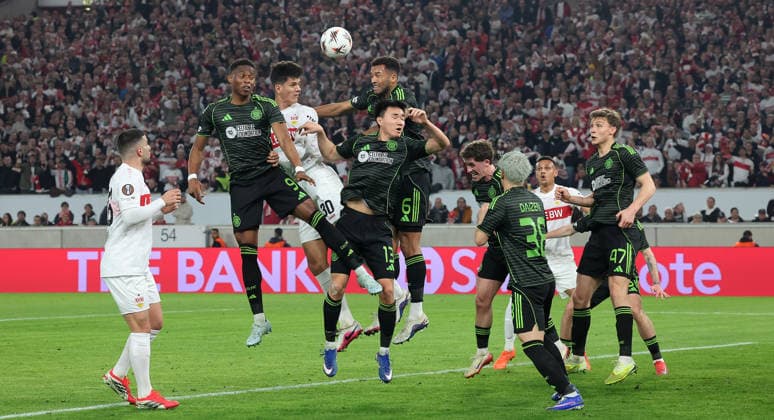 Stuttgart , Europa League VfB Stuttgart vs. Celtic Glasgow , von links: Deniz Undav ( VfB ) Junior Adamu ( Celtic ) Chema Andres ( VfB )
