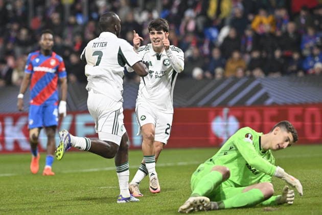 From left Andrews Tetteh and Vicente Taborda of Panathinaikos celebrate a goal during the European League playoffs return match of 1st round Viktoria Plzen vs Panathinaikos Athens on February 26, 2026 in Pilsen, Czech Republic. At right is goalkeeper Florian Wiegele of Plzen. (CTKxPhoto MiroslavxChaloupka) CTKPhotoP2026022607601  CTKPhotoP2026022607601