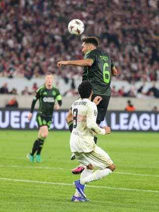 Auston Trusty 6 (Celtic Glasgow FC) springt hoeher zum Kopfball als Tiago Tomas 8 (VfB Stuttgart), Aktion, VfB Stuttgart vs. Celtic Glasgow FC, Fussball, Maenner, UEFA Europa League, Saison 2025 2026, Play-off, Round 2 of 2, 26.02.2026 Stuttgart Baden-Wuerttemberg Deutschland