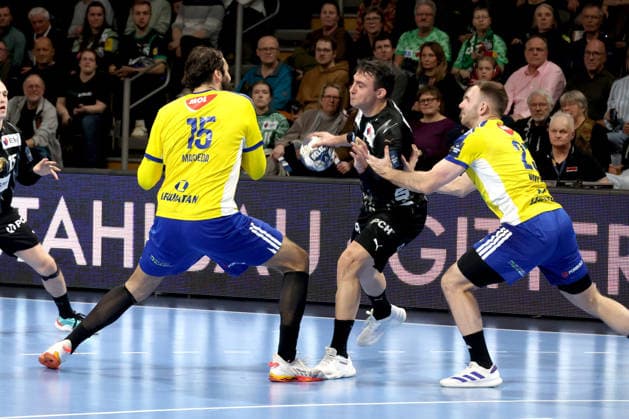 DEU, EHF Champions League, Fuechse Berlin vs.Industria Kielce, 26.02.2026, Max-Schmeling-Halle, Berlin, DEU, EHF Champions League, Fuechse Berlin vs.Industria Kielce, im Bild Aitor Arino (Fuechse Berlin 14), Jorge Maqueda (Industria Kielce 15), Arkadiusz Moryto (Industria Kielce 23)