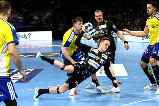 DEU, EHF Champions League, Fuechse Berlin vs.Industria Kielce, 26.02.2026, Max-Schmeling-Halle, Berlin, DEU, EHF Champions League, Fuechse Berlin vs.Industria Kielce, im Bild Tobias Grondahl (Fuechse Berlin 15), Max Darj (Fuechse Berlin 5), Michal Olejniczak (Industria Kielce 5)