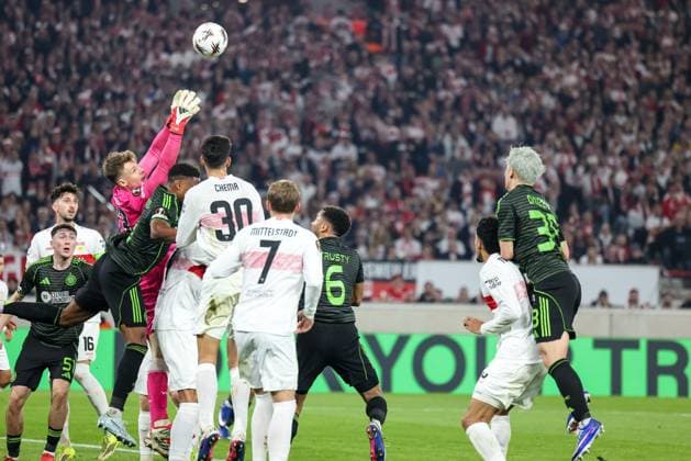 Alexander Nuebel 33 (VfB Stuttgart) faengt einen Ball ab, kann ihn aber nicht komplett festhalten, mit Junior Adamu 9 (Celtic Glasgow FC) und Chema Andres 30 (VfB Stuttgart) sowie Maximilian Mittelstaedt 7 (VfB Stuttgart), VfB Stuttgart vs. Celtic Glasgow FC, Fussball, Maenner, UEFA Europa League, Saison 2025 2026, Play-off, Round 2 of 2, 26.02.2026 Stuttgart Baden-Wuerttemberg Deutschland