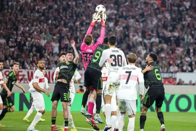 Alexander Nuebel 33 (VfB Stuttgart) faengt einen Ball ab, kann ihn aber nicht komplett festhalten, mit Junior Adamu 9 (Celtic Glasgow FC) und Chema Andres 30 (VfB Stuttgart) sowie Maximilian Mittelstaedt 7 (VfB Stuttgart) und Colby Donovan 51 (Celtic Glasgow FC), VfB Stuttgart vs. Celtic Glasgow FC, Fussball, Maenner, UEFA Europa League, Saison 2025 2026, Play-off, Round 2 of 2, 26.02.2026 Stuttgart Baden-Wuerttemberg Deutschland