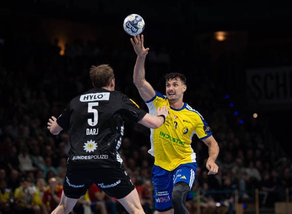 Handball, Herren, Saison 2025 2026, Champions League (Gruppe A, 12. Spieltag), Füchse Berlin - Industria Kielce, v.l. Max Darj (Füchse Berlin), Szymon Sicko (Kielce), 26.02.2026, Copyright: xSebastianxRäppold MatthiasxKochx
