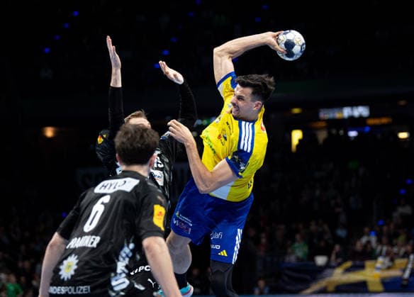 Handball, Herren, Saison 2025 2026, Champions League (Gruppe A, 12. Spieltag), Füchse Berlin - Industria Kielce, v.l. Leo Prantner (Füchse Berlin), Mathias Gidsel (Füchse Berlin), Szymon Sicko (Kielce), 26.02.2026, Copyright: xSebastianxRäppold MatthiasxKochx