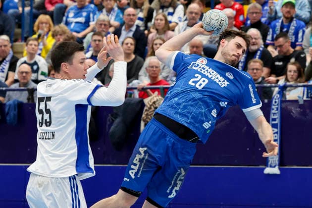 Azat Valiullin (Handball Verein Hamburg) und Hendrik Wagner (TBV Lemgo Lippe) kaempfen um den Ball, DAIKIN Handball Bundesliga, TBV Lemgo Lippe v Handball Sport Verein Hamburg, PHOENIX CONTACT arena am 26. February 2026 in Lemgo, Deutschland. (Foto von Marco Steinbrenner DeFodi Images) Azat Valiullin (Handball Sport Verein Hamburg) und Hendrik Wagner (TBV Lemgo Lippe) battle for the ball, DAIKIN Handball Bundesliga, TBV Lemgo Lippe v Handball Sport Verein Hamburg, PHOENIX CONTACT arena, February 26, 2026 in Lemgo, Germany. (Photo by Marco Steinbrenner DeFodi Images) -