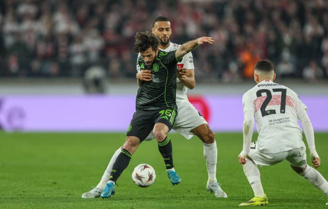 GER, Stuttgart, VfB Stuttgart vs Celtic Glasgow, Europa League, Fussball, UEFA, Spielzeit 2025 2026, MHP-Arena, Playoffs, Rückspiel im Bild v.l.: Josha Vagnoman (VfB Stuttgart 4) , Marcelo Saracchi (Celtic Glasgow 36), Zweikampf DFB DFL REGULATIONS PROHIBIT ANY USE OF PHOTOGRAPHS AS IMAGE SEQUENCES AND OR QUASI-VIDEO, 26.02.2026 Copyright: HMBxMedia HendrikxHamelau