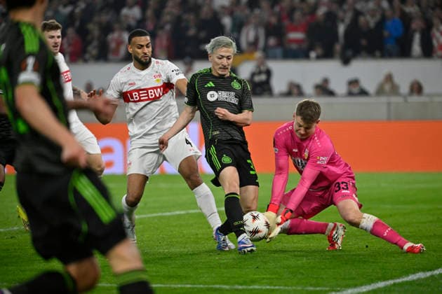 Torwart Alexander Nuebel VfB Stuttgart (33) Aktion Josha Vagnoman VfB Stuttgart (04) Daizen Maeda Celtic Glasgow FC (38) VfB Stuttgart vs Celtic Glasgow FC EUROPA LEAGUE EL 26.02.2026 DFL REGULATIONS PROHIBIT ANY USE OF PHOTOGRAPHS AS IMAGE SEQUENCES AND OR QUASI-VIDEO VfB Stuttgart vs Celtic Glasgow FC EL