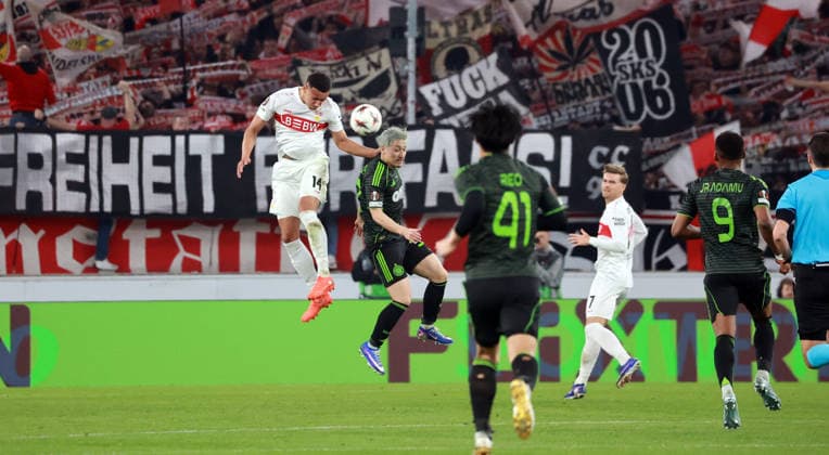 26.02.26 VfB Stuttgart - Celtic Glasgow Deutschland, Stuttgart, 26.02.2026, Fussball, UEFA Europa League, Saison 2025 2026, Play-Offs, Rückspiel, VfB Stuttgart - Celtic Glasgow: v.l. Luca Jaquez (VfB Stuttgart), Daizen Maeda (Celtic Glasgow).