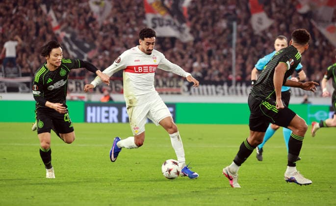 26.02.26 VfB Stuttgart - Celtic Glasgow Deutschland, Stuttgart, 26.02.2026, Fussball, UEFA Europa League, Saison 2025 2026, Play-Offs, Rückspiel, VfB Stuttgart - Celtic Glasgow: v.l. Reo Hatate (Celtic Glasgow), Tiago Tomas (VfB Stuttgart).