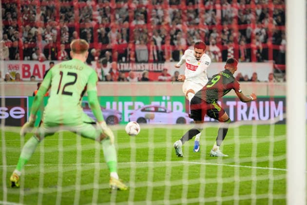 Fußball, UEFA Europa League, 20260226, VfB Stuttgart - Celtic Glasgow. Im Bild v.l. Torwart Viljami SINISALO (Glasgow, 12), Tiago TOMAS (Stuttgart, 8), Schuß aufs Tor, Junior ADAMU (Glasgow, 9). Stuttgart MHP Arena Baden Württemberg Deutschland Copyright: Passion2Press MarkusxFischerx
