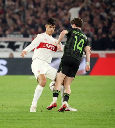 26.02.26 VfB Stuttgart - Celtic Glasgow Deutschland, Stuttgart, 26.02.2026, Fussball, UEFA Europa League, Saison 2025 2026, Play-Offs, Rückspiel, VfB Stuttgart - Celtic Glasgow: v.l. Chema Andres (VfB Stuttgart), Luke McCowan (Celtic Glasgow).