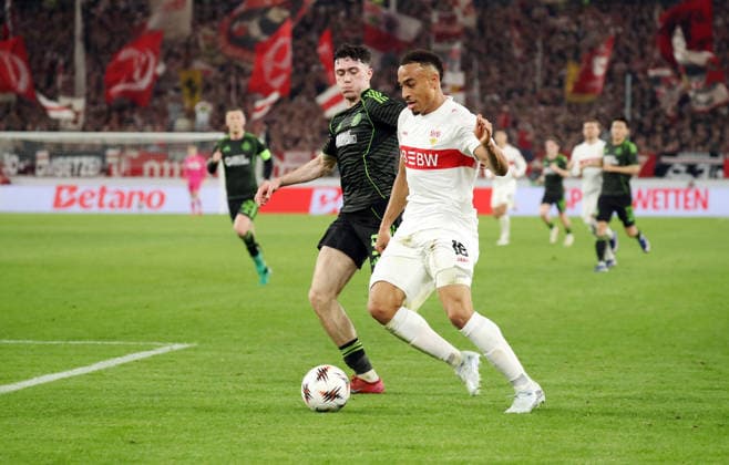 26.02.26 VfB Stuttgart - Celtic Glasgow Deutschland, Stuttgart, 26.02.2026, Fussball, UEFA Europa League, Saison 2025 2026, Play-Offs, Rückspiel, VfB Stuttgart - Celtic Glasgow: v.l. Colby Donovan (Celtic Glasgow), Jamie Leweling (VfB Stuttgart).