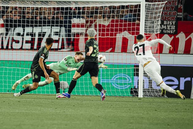 26.02.2026, xhettx, Fussball UEFA Europa League, VfB Stuttgart - Celtic Glasgow v.l. Viljami Sinisalo (Celtic FC, 12) pariert Weltklasse gegen Badredine Bouanani (VFB Stuttgart, 27) (DFL DFB REGULATIONS PROHIBIT ANY USE OF PHOTOGRAPHS as IMAGE SEQUENCES and or QUASI-VIDEO)