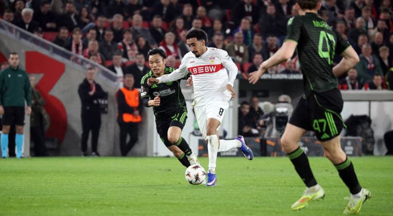 26.02.26 VfB Stuttgart - Celtic Glasgow Deutschland, Stuttgart, 26.02.2026, Fussball, UEFA Europa League, Saison 2025 2026, Play-Offs, Rückspiel, VfB Stuttgart - Celtic Glasgow: v.l. Reo Hatate (Celtic Glasgow), Tiago Tomas (VfB Stuttgart).