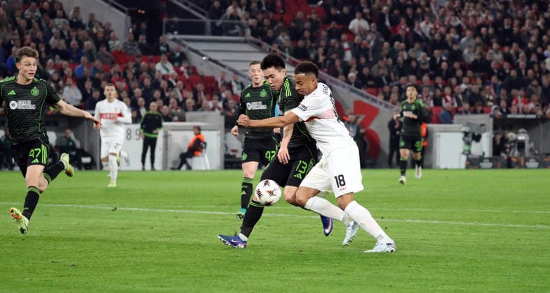 26.02.26 VfB Stuttgart - Celtic Glasgow Deutschland, Stuttgart, 26.02.2026, Fussball, UEFA Europa League, Saison 2025 2026, Play-Offs, Rückspiel, VfB Stuttgart - Celtic Glasgow: v.l. Hyun-Jun Yang (Celtic Glasgow), Jamie Leweling (VfB Stuttgart).