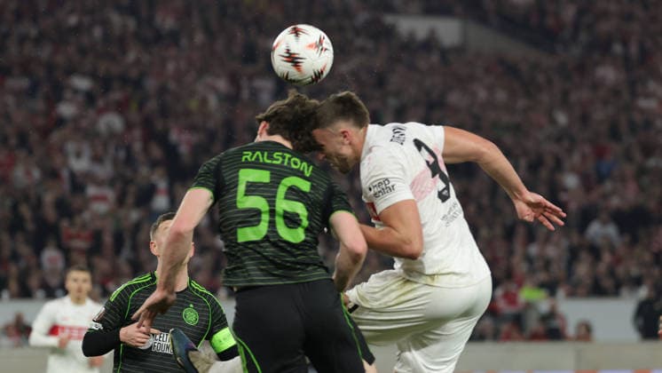 Stuttgart , Europa League VfB Stuttgart vs. Celtic Glasgow , Anthony Ralston (Glasgow) Ermedin Demirovic (VfB) beim Kopfball