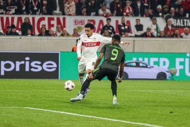 Tiago Tomas 8 (VfB Stuttgart) mit einer Schusschance, gegen Junior Adamu 9 (Celtic Glasgow FC), VfB Stuttgart vs. Celtic Glasgow FC, Fussball, Maenner, UEFA Europa League, Saison 2025 2026, Play-off, Round 2 of 2, 26.02.2026 Stuttgart Baden-Wuerttemberg Deutschland