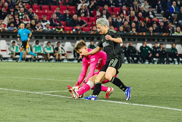 26.02.2026, xhettx, Fussball UEFA Europa League, VfB Stuttgart - Celtic Glasgow v.l. Alexander Nübel (VFB Stuttgart, 33) nimmt den Ball auf der Linie vor Daizen Maeda (Celtic FC, 38) in die Hand (DFL DFB REGULATIONS PROHIBIT ANY USE OF PHOTOGRAPHS as IMAGE SEQUENCES and or QUASI-VIDEO)