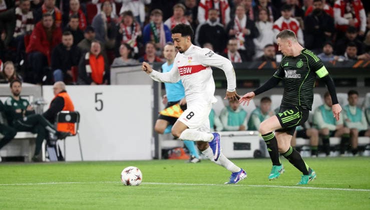 26.02.26 VfB Stuttgart - Celtic Glasgow Deutschland, Stuttgart, 26.02.2026, Fussball, UEFA Europa League, Saison 2025 2026, Play-Offs, Rückspiel, VfB Stuttgart - Celtic Glasgow: v.l. Tiago Tomas (VfB Stuttgart), Callum McGregor (Celtic Glasgow).