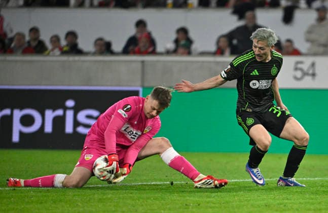 Zweikampf, Aktion Torwart Alexander Nuebel VfB Stuttgart (33) gegen Daizen Maeda Celtic Glasgow FC (38) VfB Stuttgart vs Celtic Glasgow FC EUROPA LEAGUE EL 26.02.2026 DFL REGULATIONS PROHIBIT ANY USE OF PHOTOGRAPHS AS IMAGE SEQUENCES AND OR QUASI-VIDEO VfB Stuttgart vs Celtic Glasgow FC EL